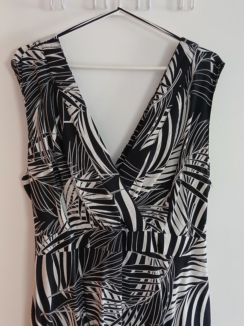 Suzy Shier Black & White Palm-Print V-Neck Modo Sun Dress - Picture 4 of 7